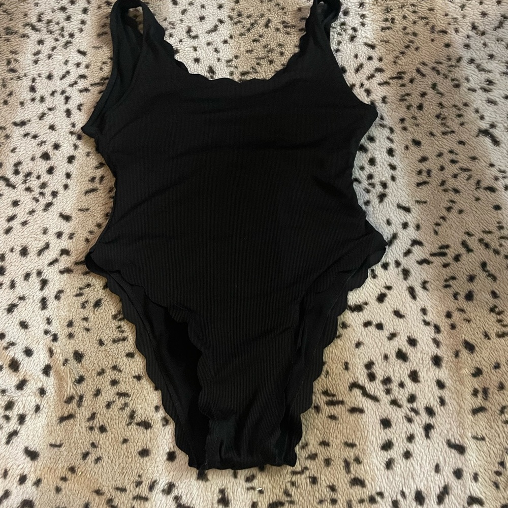 SHEIN Black Scalloped One Piece Swimsuit